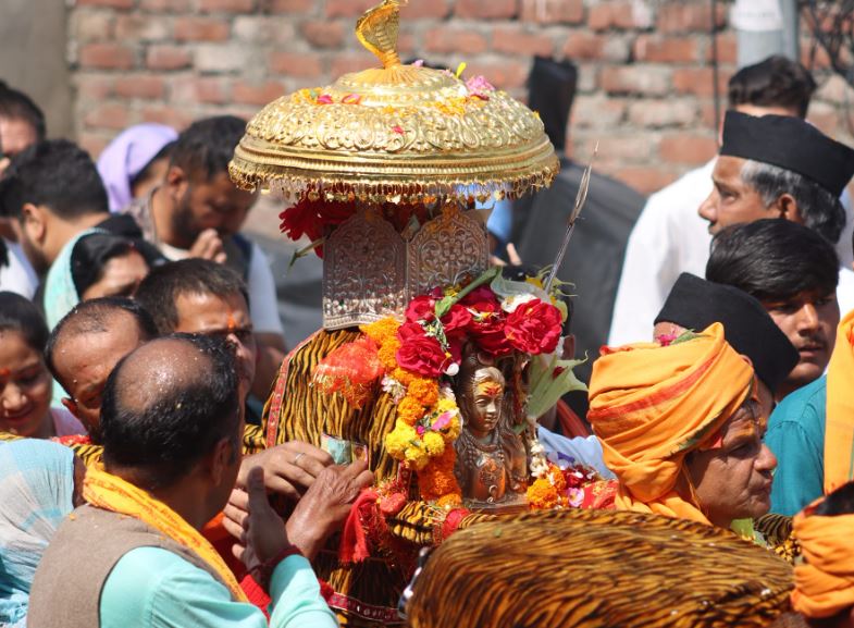 सेना के बैंड के साथ गोपीनाथ मंदिर से रवाना हुई बाबा रुद्रनाथ की डोली