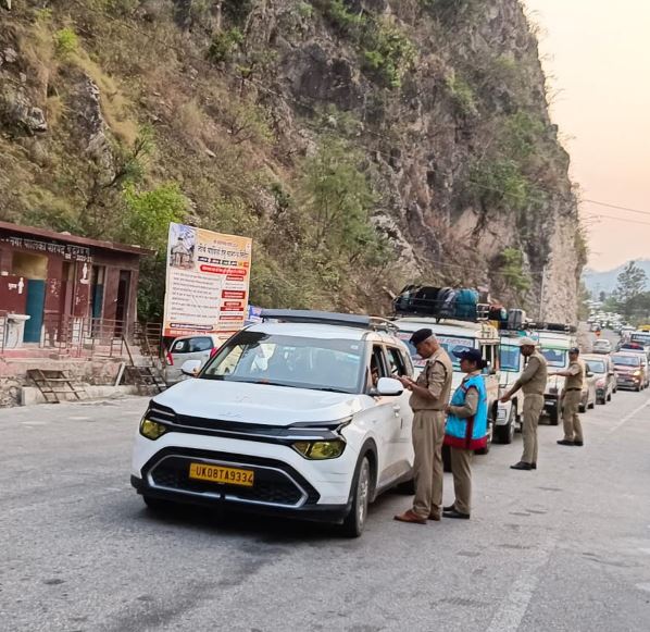 बिना रजिस्ट्रेशन यात्रा करने वालों पर सरकार सख्त, नहीं दी जा रही वाहनों को एंट्री