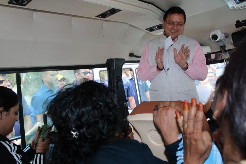 सीएम धामी ने बस में चढ़कर की यात्रियों से बात, बोले सुधर रहे हालात
