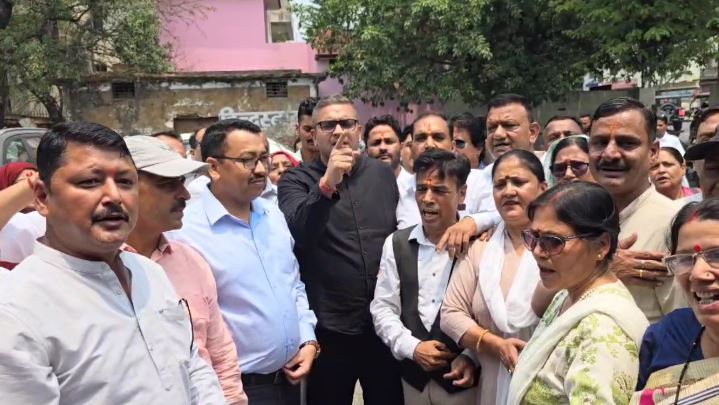 वनाग्नि को लेकर कांग्रेस कार्यकर्ताओं ने किया प्रदर्शन, बोले CM कर रहे समीक्षा बैठक कर खानापूर्ति