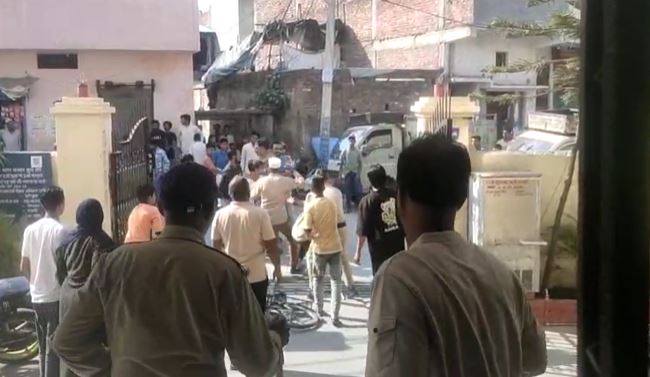 दो पक्षों मे खूनी संघर्ष, जमकर चले लाठी डंडे, कई लोग घायल