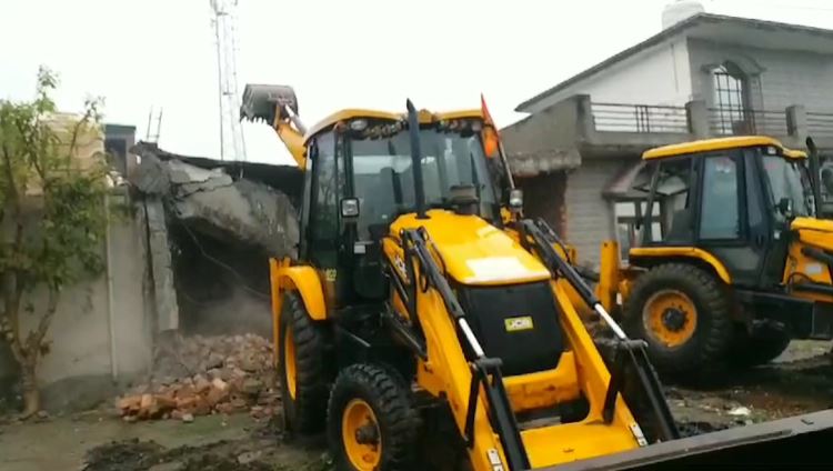 JCB अवैध अतिक्रमण के खिलाफ धामी सरकार सख्त, 700 लोगों को नोटिस भेजने की तैयारी