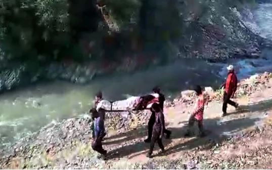 गर्भवती महिला को 11 km स्ट्रेचर से ले गए अस्पताल, पेट में ही बच्चे की मौत