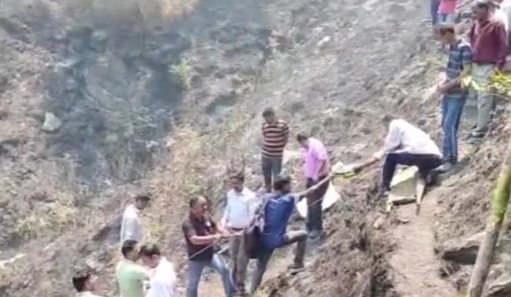 जंगलों में लगी आग को बुझाने के दौरान एक व्यक्ति की जिंदा जलकर मौत