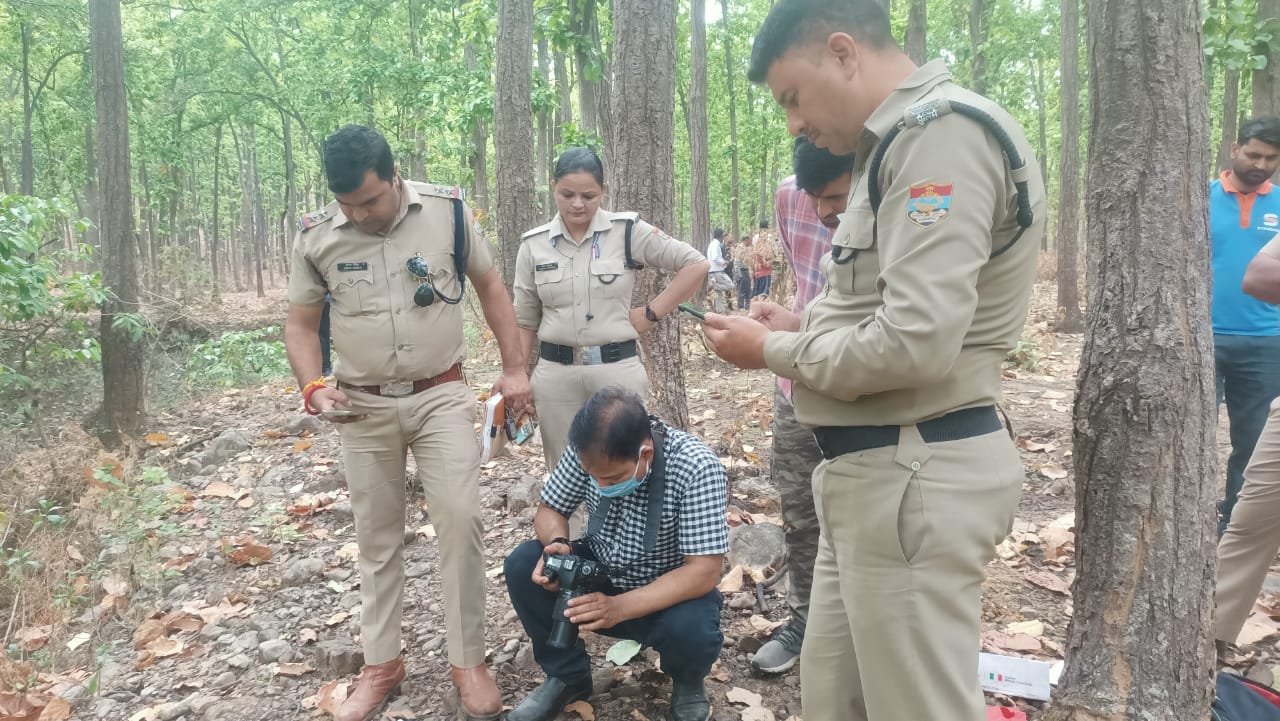 जंगल में पेड़ से लटका मिला युवक का शव, मची सनसनी, मौके पर पहुंची पुलिस
