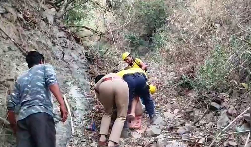 मसूरी में बड़ा सड़क हादसा, अनियंत्रित होकर खाई में गिरी कार, दो की मौत, तीन लोग घायल