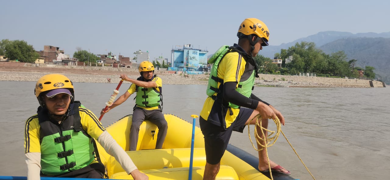 नहाने के दौरान गंगा में डूबा विदेशी पर्यटक, रेस्क्यू जारी, अभी तक नहीं मिला कोई सुराग