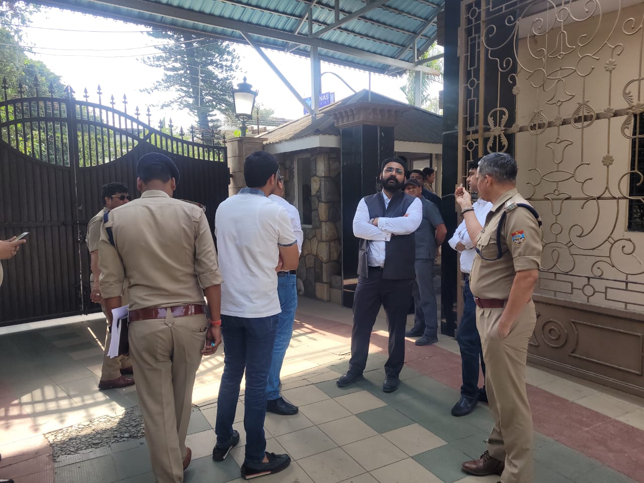 बिल्डर साहनी आत्महत्या मामला, गुप्ता बंधुओं के घर पहुंची पुलिस