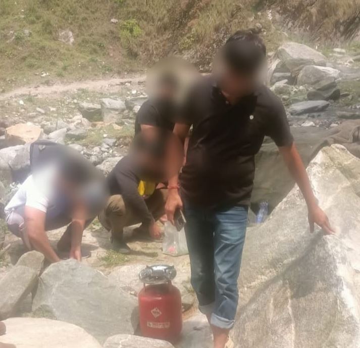 ऑपरेशन मर्यादा को लेकर उत्तराखंड पुलिस सख्त, नदी किनारे शराब पीने वालों के काटे चालान