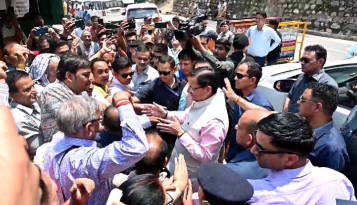 यात्रा व्यवस्थाओं का जायजा लेने उत्तरकाशी पहुंचे सीएम, पंजीकरण जांच केंद्र में सुनी श्रद्धालुओं की समस्या