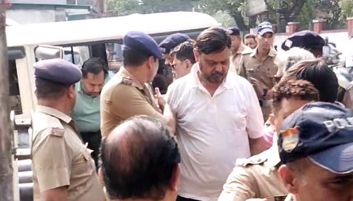 बिल्डर आत्महत्या मामले में आरोपियों की कोर्ट में पेशी, सुसाइड नोट में सामने आया था नाम