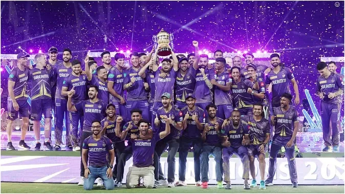 ipl-2024-kkr lift the ipl trophy shah-rukh-khan-shah-rukh-kissed-gambhir-gautam-gambhir-gauri-khan-suhana-khan-