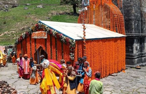 विधि-विधान से खुले मद्महेश्वर मंदिर के कपाट, श्रद्धालुओं ने लगाए बम-बम भोले के जयकारे