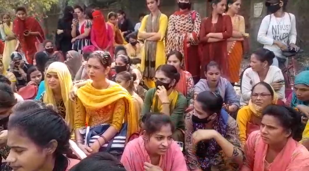 वेतन वृद्धि को लेकर महिला कर्मियों ने खोला मोर्चा, कंपनी के बाहर किया धरना-प्रदर्शन