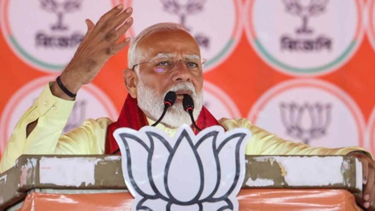 PM Modi roared fiercely at TMC