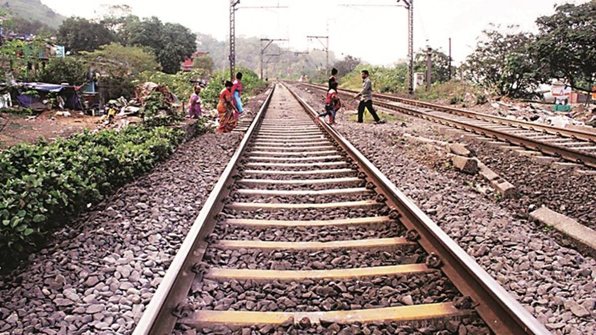 रेलवे लाइन पर रील बनाना पड़ा भारी, ट्रेन की चपेट में आकर 20 साल की युवती की मौत