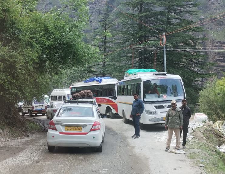 गंगोत्री धाम जाने वाले वाहनों को दोपहर बाद रास्ते में रोका