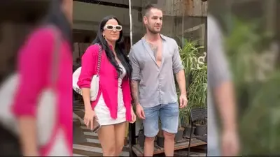 HARDIK PANDYA'S WIFE NATASHA WITH MYSTRY MAN