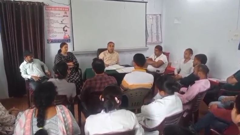 CMO के आश्वासन पर खोले ग्रामीणों ने सामुदायिक स्वास्थ्य केंद्र के ताले