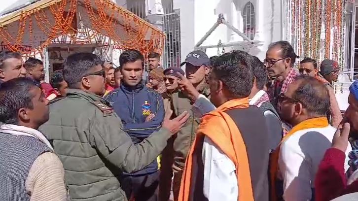 गंगोत्री धाम में प्रदर्शन, यात्रियों को बेवजह रोकने पर व्यापारियों ने किया बाजार बंद