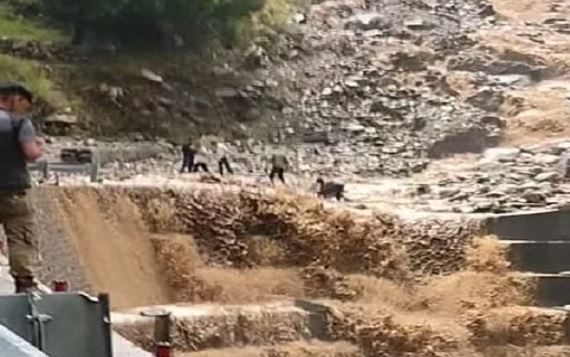 कपकोट में गधेरा उफान पर
