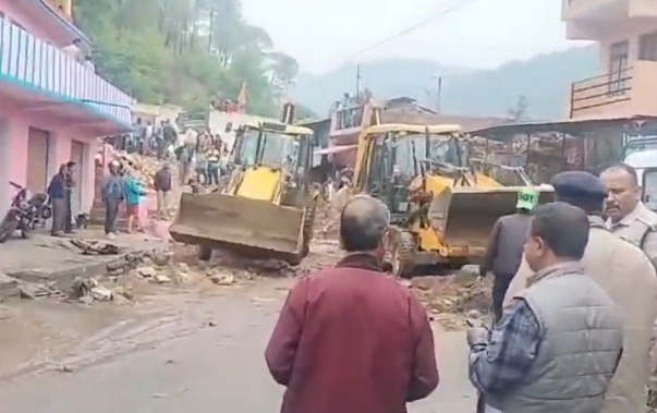 मलबा हटाने का काम जारी