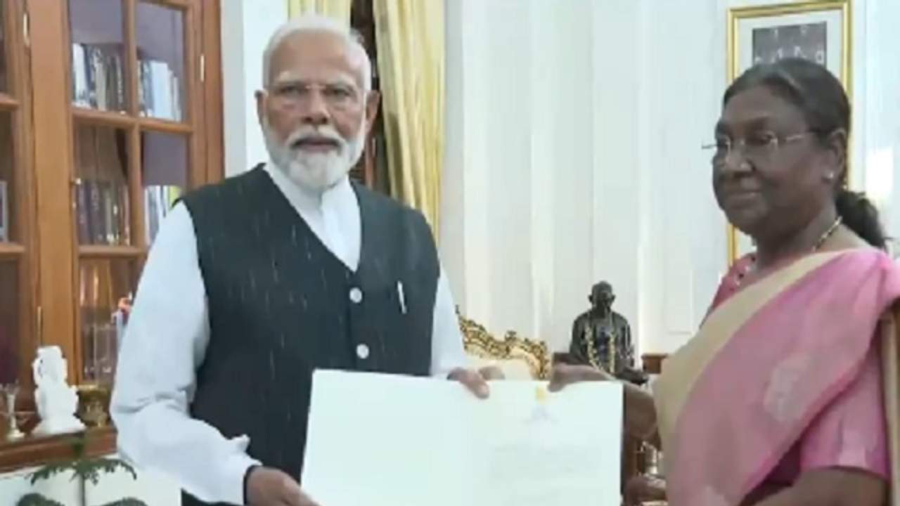 Narendra Modi meets President and stakes claim to form government