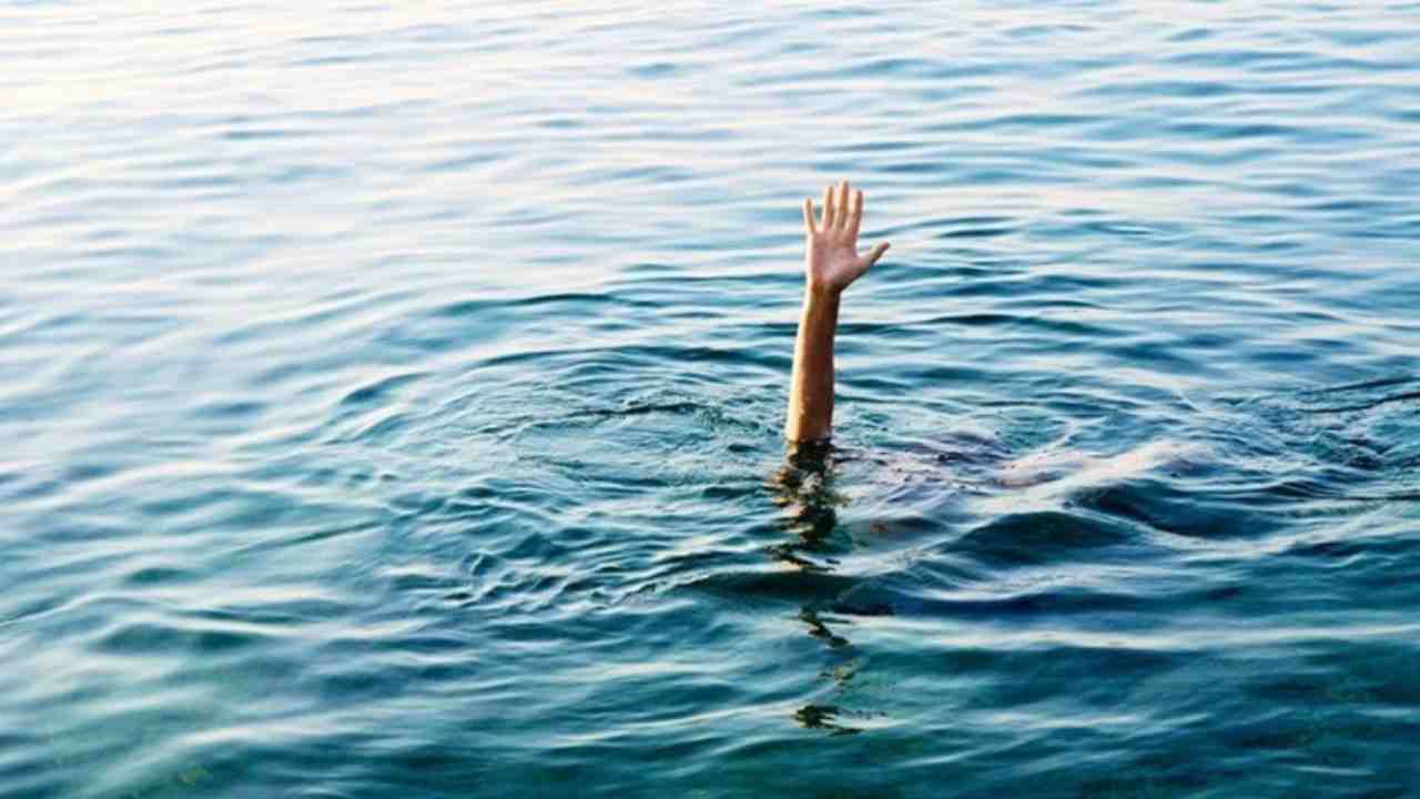 5 people of same family drowned in waterfall in Lonavala