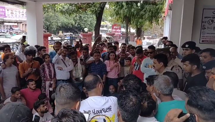 हल्द्वानी में दो छात्राएं लापता, परिजनों ने किया SSP कार्यालय का घेराव