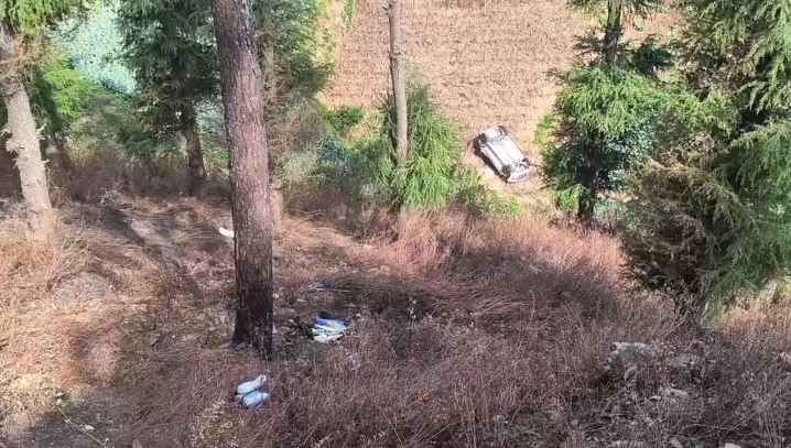 अनियंत्रित होकर खाई में गिरी कार, दर्दनाक हादसे में एक की मौत, एक की हालत घायल
