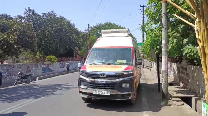 सड़क किनारे पड़ा मिला अज्ञात व्यक्ति का शव, राहगीरों में मचा हड़कंप