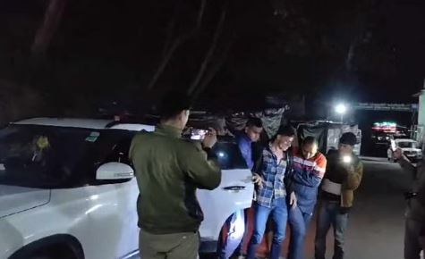जंगल लकड़ी लेने गया नेपाली मूल का युवक पत्थरों के बीच फंसा, मौके पर पहुंची रेस्क्यू टीम