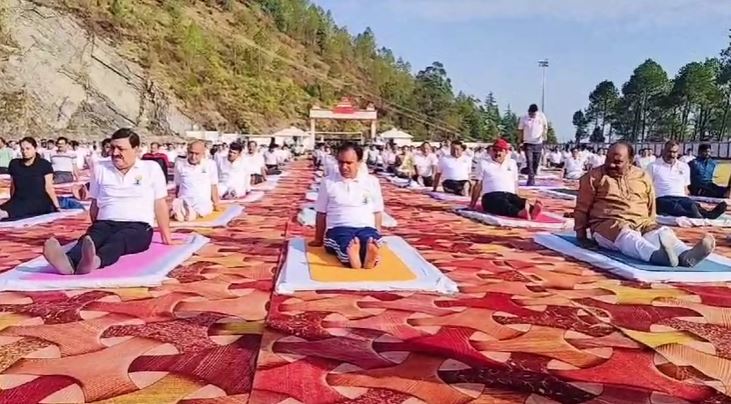 धन सिंह रावत ने रांसी स्टेडियम में किया योग