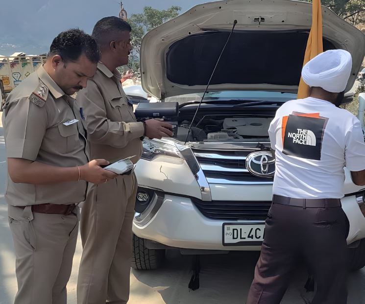 लाल-नीली बत्ती लगाकर, हूटर बजाते हुए निकली कार, पुलिस ने ऐसे सिखाया सबक