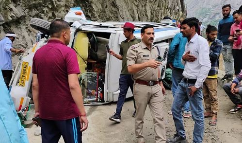 बदरीनाथ हाईवे पर हादसा, यात्रियों से भरा वाहन पहाड़ी से टकराकर सड़क पर पलटा