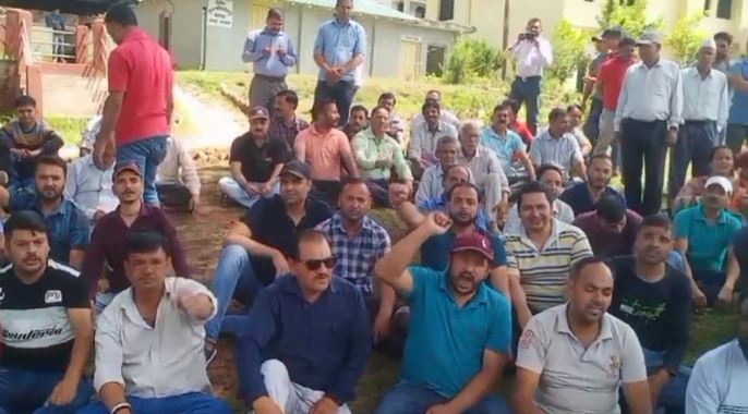 साफ पानी की मांग को लेकर सड़कों में उतरे ग्रामीण, की सरयू लिफ्ट योजना निर्माण की मांग
