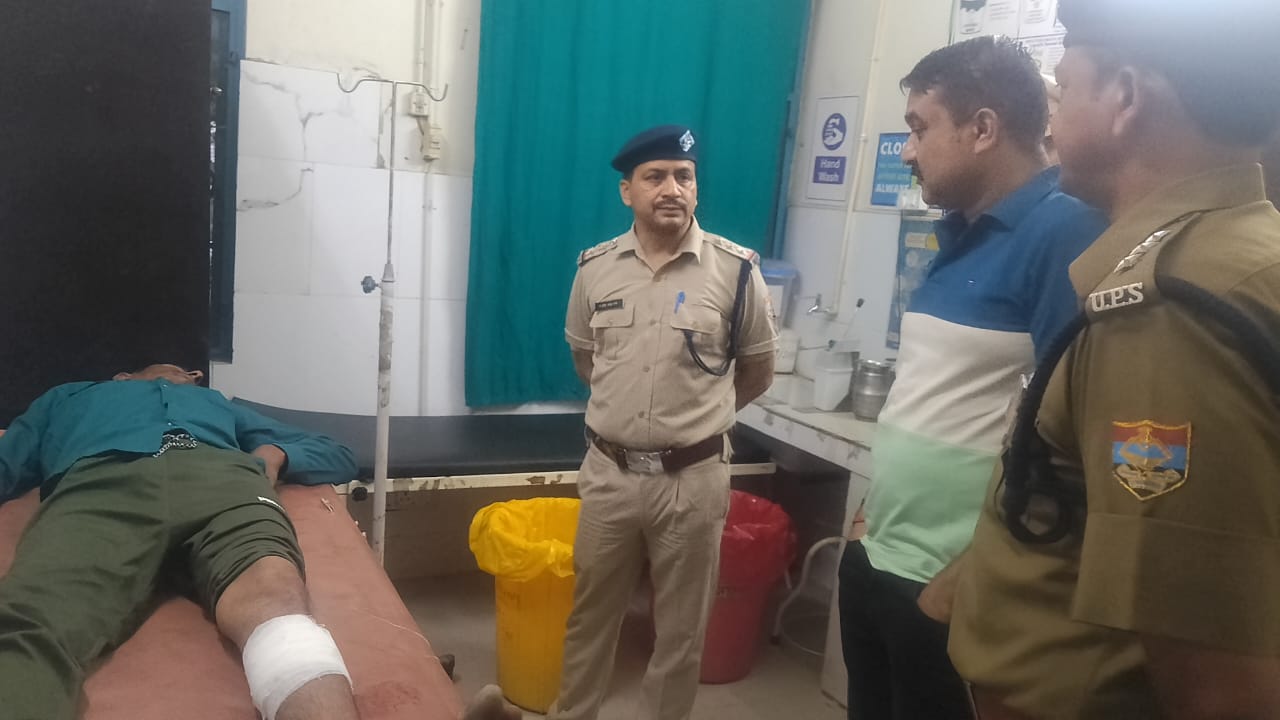 डैकती डालने वाले आरोपियों की पुलिस से मुठभेड़, एक बदमाश के पैर में लगी गोली, तीन गिरफ्तार