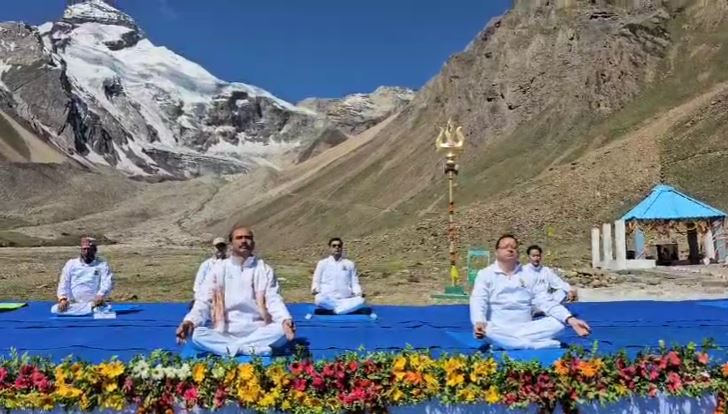 International yoga day 2024 : सीएम धामी ने आदि कैलाश में किया योग