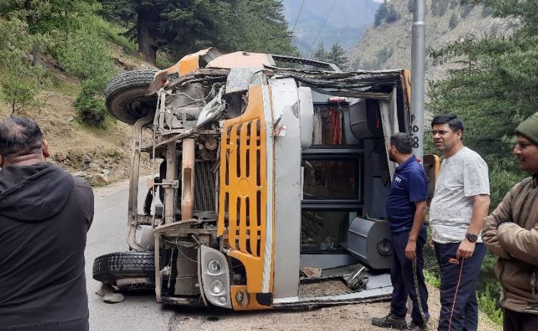गंगोत्री हाईवे में हादसा, मध्य प्रदेश के यात्रियों की बस बस पलटी