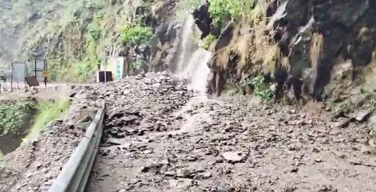 राहत के साथ आफत : कुछ देर की मूसलाधार बारिश से गर्मी से मिली निजात, तो कहीं NH बंद