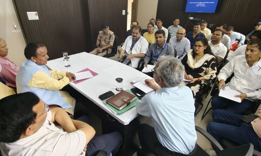 चारधाम यात्रा को लेकर स्वास्थ्य मंत्री ने ली बैठक, यात्रा मार्ग पर एम्बुलेंस की उपलब्धता रखने के दिए निर्देश