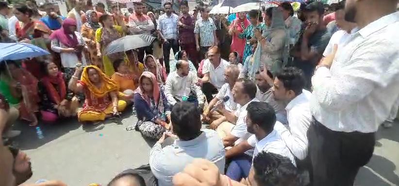 देहरादून गोलीकांड मामला : धरने पर बैठे मृतक के परिजन, की आरोपियों को फांसी की सजा देने की मांग