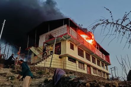 पौड़ी में विकराल हो रही जंगलों की आग, चपेट में आया वैडिंग प्वाइंट, अंदर रखा सामान जलकर खाक