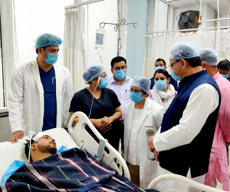 सीएम धामी ने जाना रुद्रप्रयाग हादसे में घायल हुए यात्रियों का हाल