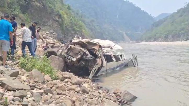 , यात्रियों से भरा टैंपो ट्रैवलर नदी में गिरा, मौके पर पहुंची रेस्क्यू टीम