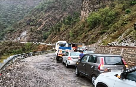 गंगोत्री हाईवे पर आया मलबा, यातायात बाधित, सड़कों के दोनों और लगा लंबा जाम