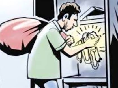 क्राइम ब्रांच का अधिकारी बताकर कारोबारी के घर में घुसे बदमाश, बंधक बनाकर की लूट