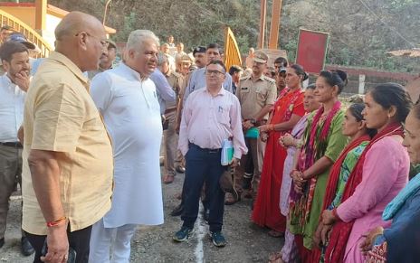 टिहरी पहुंचे केंद्रीय वन एवं पर्यावरण मंत्री, ग्रामीणों से लिए नुकसान का जायजा, फायर वाचरों से की बातचीत