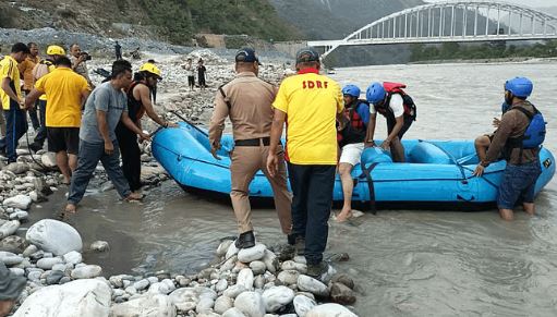 राफ्टिंग के दौरान हादसा, नदी के तीव्र मोड़ पर पलटी राफ्ट, नौ लोग थे सवार