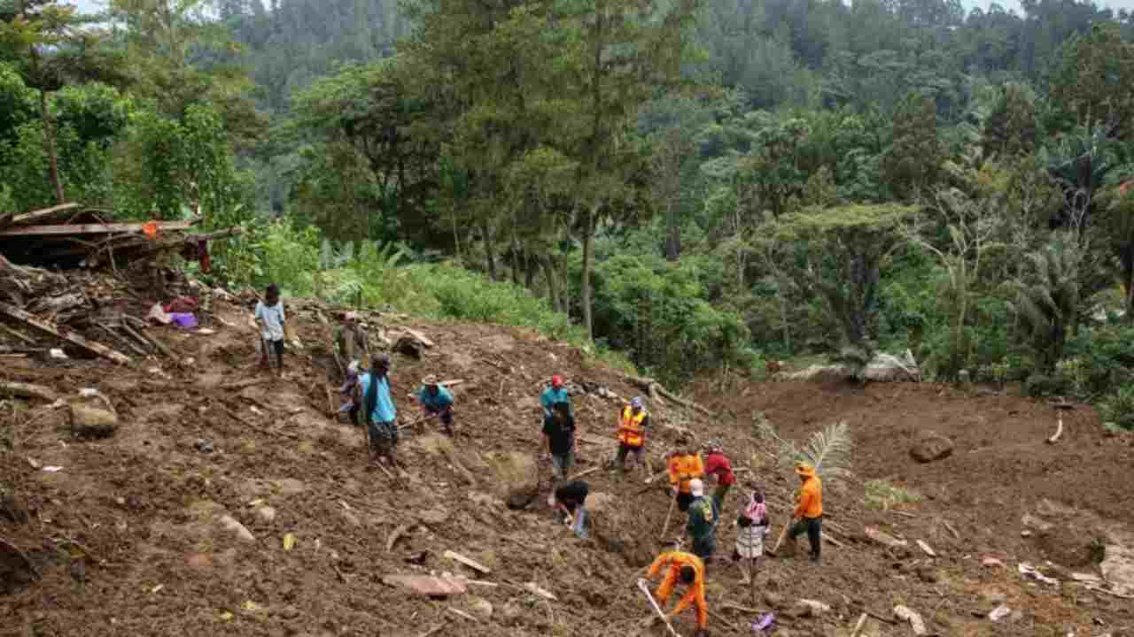 Indonesia: Landslide in gold mine on Sulawesi island, 12 killed